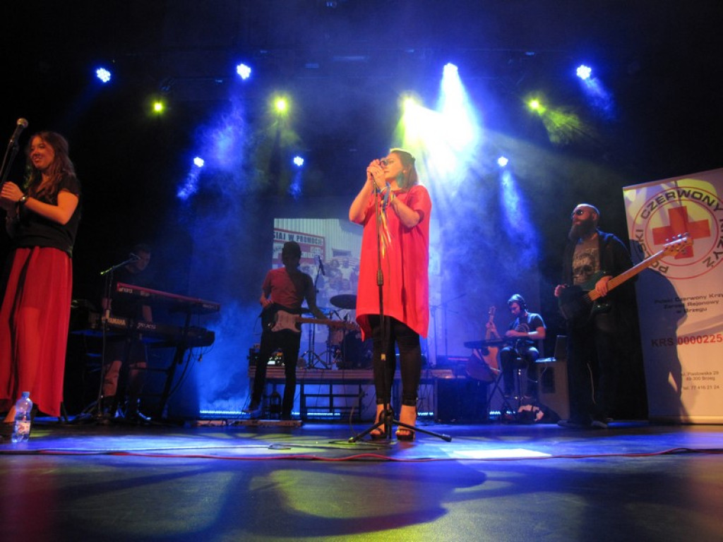 Koncert zespołu LULY w Brzegu na rzecz PCK [fotorelacja]