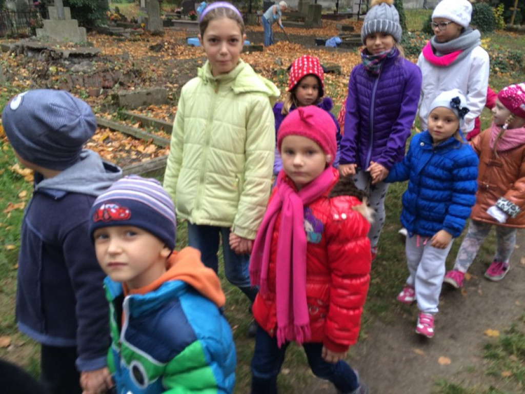 UCZNIOWIE PSP NR 1 ORAZ PRZEDSZKOLAKI Z PRZEDSZKOLA NR 6 Z WIZYTĄ NA CMENTARZU