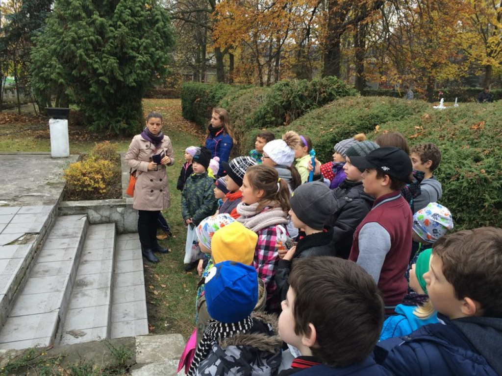 UCZNIOWIE PSP NR 1 ORAZ PRZEDSZKOLAKI Z PRZEDSZKOLA NR 6 Z WIZYTĄ NA CMENTARZU