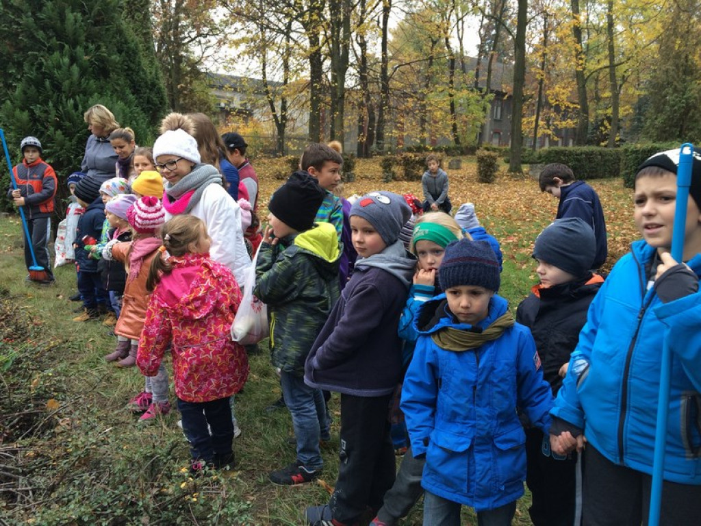UCZNIOWIE PSP NR 1 ORAZ PRZEDSZKOLAKI Z PRZEDSZKOLA NR 6 Z WIZYTĄ NA CMENTARZU