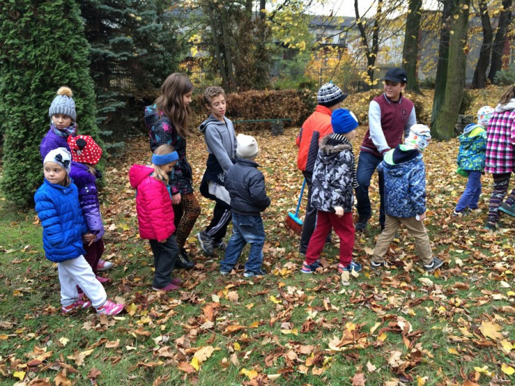 UCZNIOWIE PSP NR 1 ORAZ PRZEDSZKOLAKI Z PRZEDSZKOLA NR 6 Z WIZYTĄ NA CMENTARZU