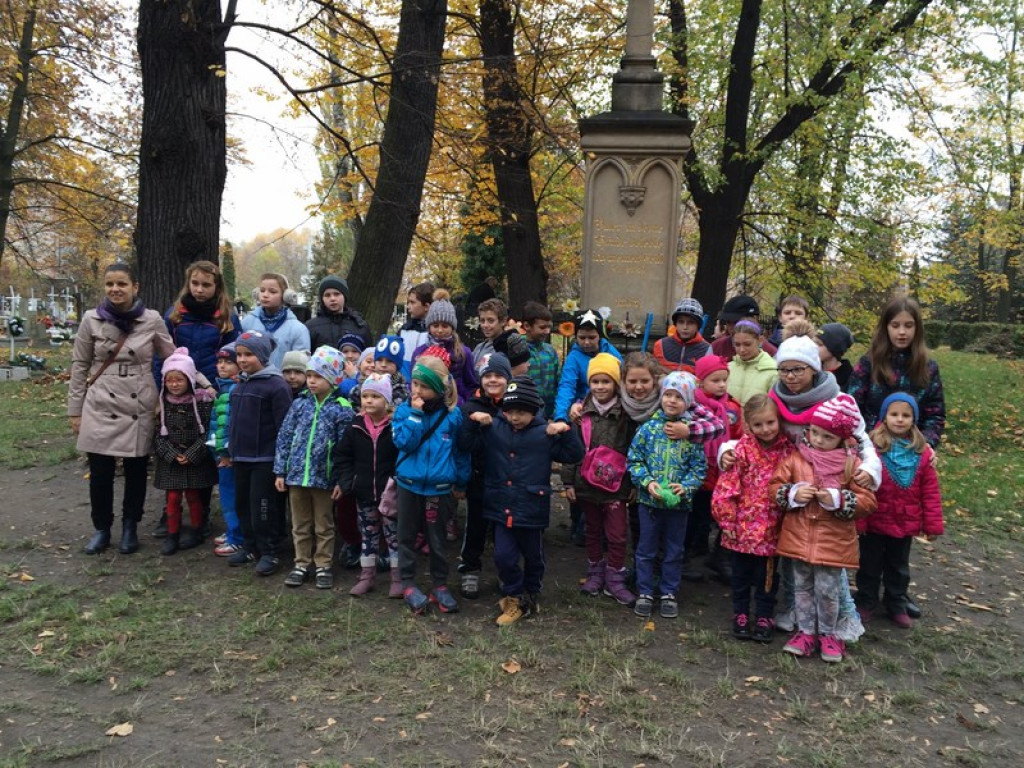 UCZNIOWIE PSP NR 1 ORAZ PRZEDSZKOLAKI Z PRZEDSZKOLA NR 6 Z WIZYTĄ NA CMENTARZU