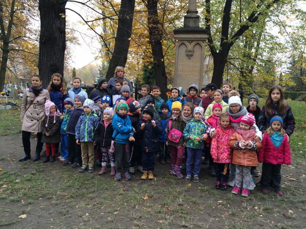 UCZNIOWIE PSP NR 1 ORAZ PRZEDSZKOLAKI Z PRZEDSZKOLA NR 6 Z WIZYTĄ NA CMENTARZU
