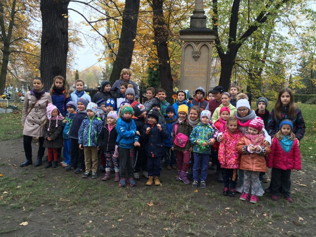 UCZNIOWIE PSP NR 1 ORAZ PRZEDSZKOLAKI Z PRZEDSZKOLA NR 6 Z WIZYTĄ NA CMENTARZU
