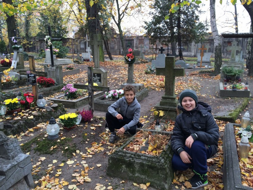 UCZNIOWIE PSP NR 1 ORAZ PRZEDSZKOLAKI Z PRZEDSZKOLA NR 6 Z WIZYTĄ NA CMENTARZU