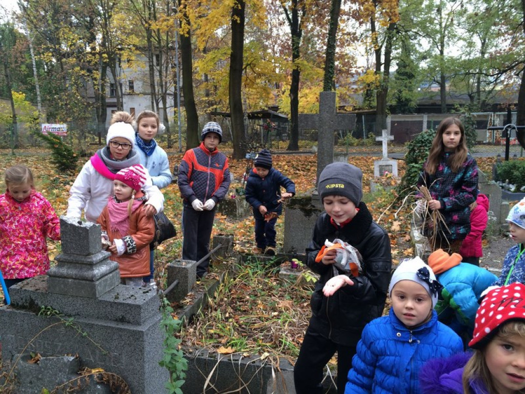 UCZNIOWIE PSP NR 1 ORAZ PRZEDSZKOLAKI Z PRZEDSZKOLA NR 6 Z WIZYTĄ NA CMENTARZU