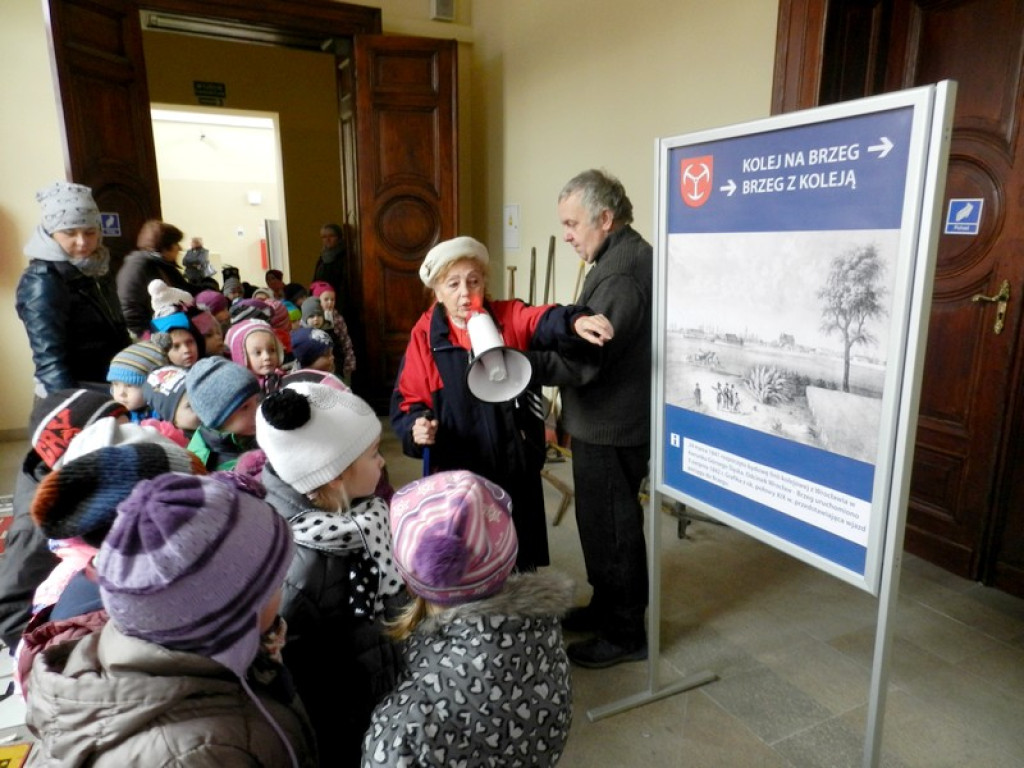 Dzieci z Przedszkola nr 11 na wystawie Eksponatów Kolejowych w Brzegu