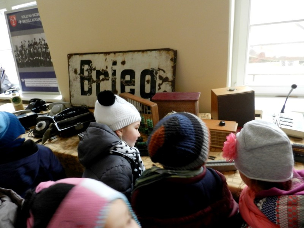 Dzieci z Przedszkola nr 11 na wystawie Eksponatów Kolejowych w Brzegu