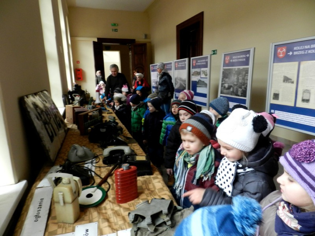 Dzieci z Przedszkola nr 11 na wystawie Eksponatów Kolejowych w Brzegu