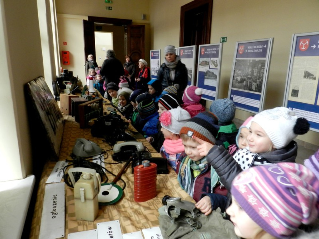 Dzieci z Przedszkola nr 11 na wystawie Eksponatów Kolejowych w Brzegu