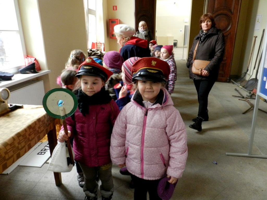 Dzieci z Przedszkola nr 11 na wystawie Eksponatów Kolejowych w Brzegu