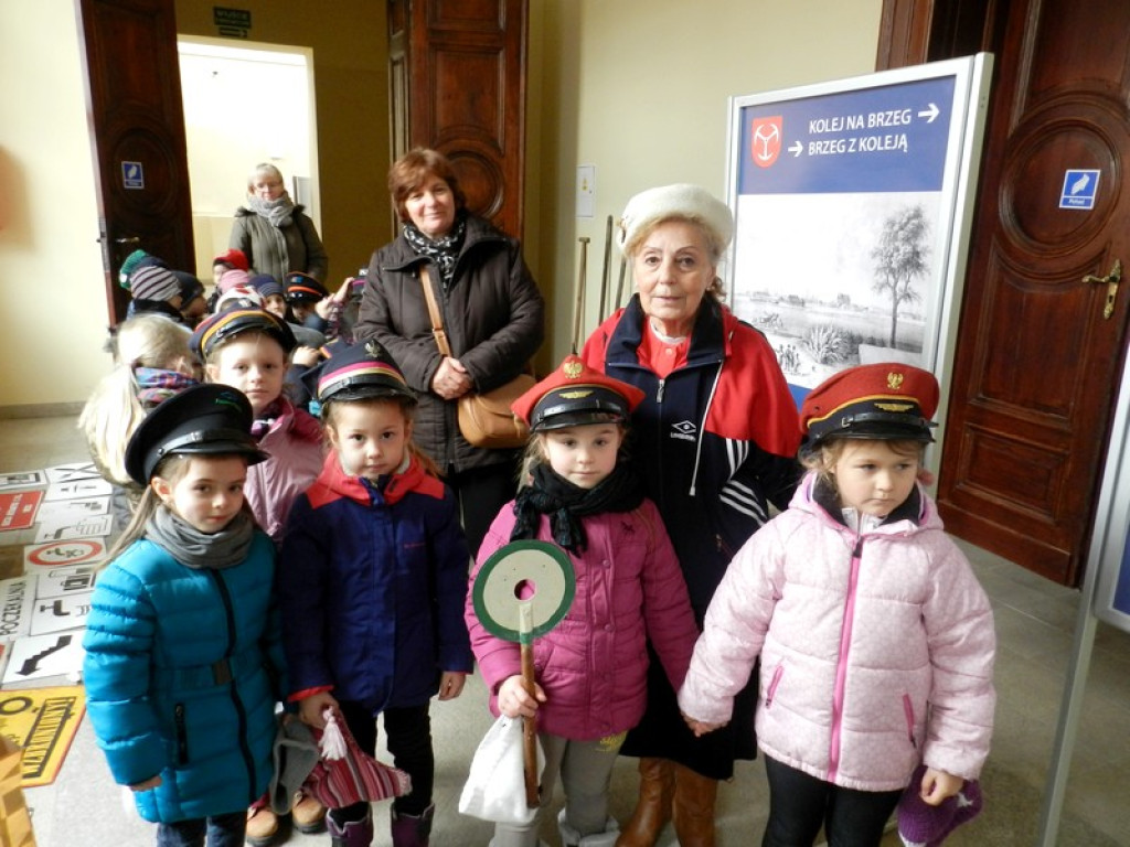 Dzieci z Przedszkola nr 11 na wystawie Eksponatów Kolejowych w Brzegu