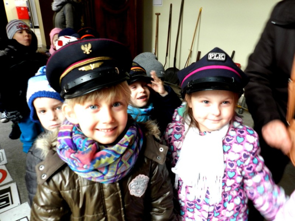 Dzieci z Przedszkola nr 11 na wystawie Eksponatów Kolejowych w Brzegu