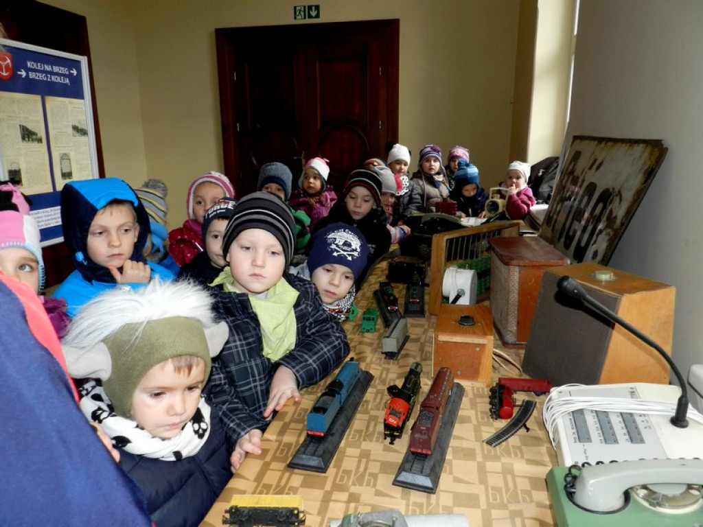 Dzieci z Przedszkola nr 11 na wystawie Eksponatów Kolejowych w Brzegu
