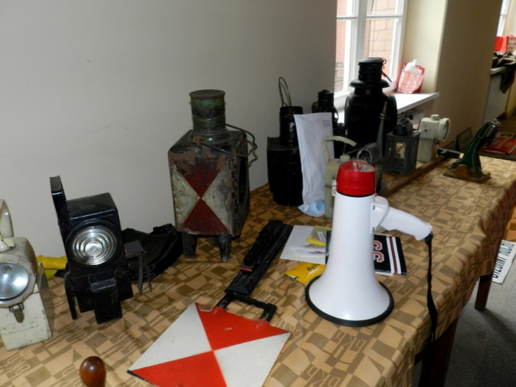 Dzieci z Przedszkola nr 11 na wystawie Eksponatów Kolejowych w Brzegu