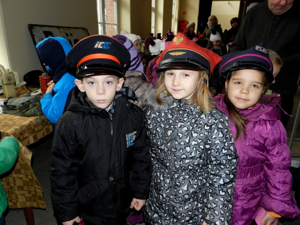 Dzieci z Przedszkola nr 11 na wystawie Eksponatów Kolejowych w Brzegu