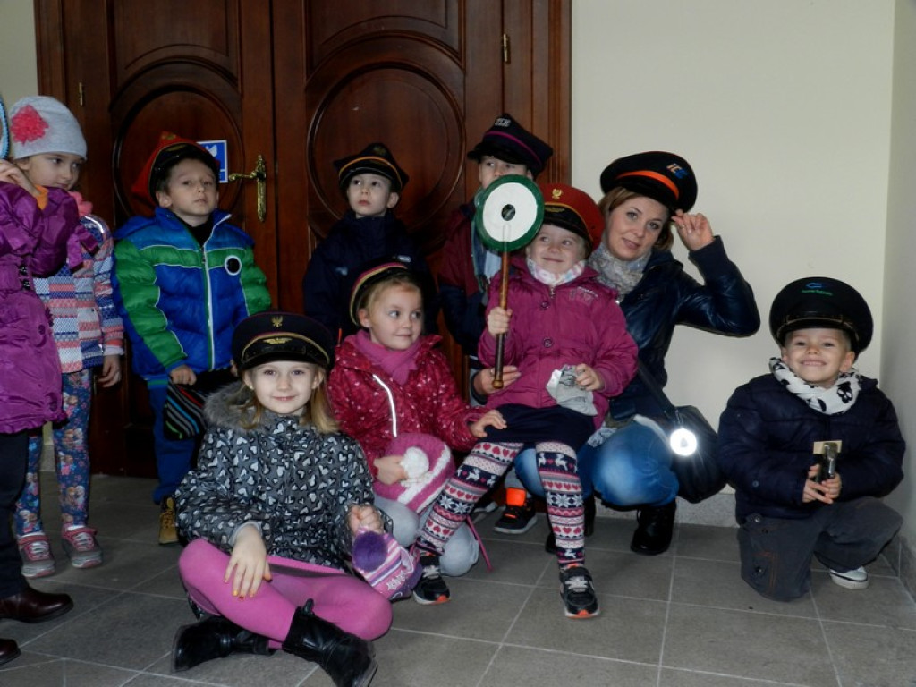 Dzieci z Przedszkola nr 11 na wystawie Eksponatów Kolejowych w Brzegu