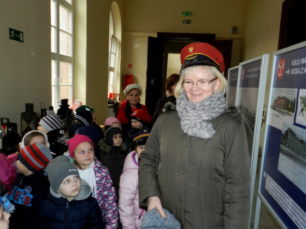 Dzieci z Przedszkola nr 11 na wystawie Eksponatów Kolejowych w Brzegu