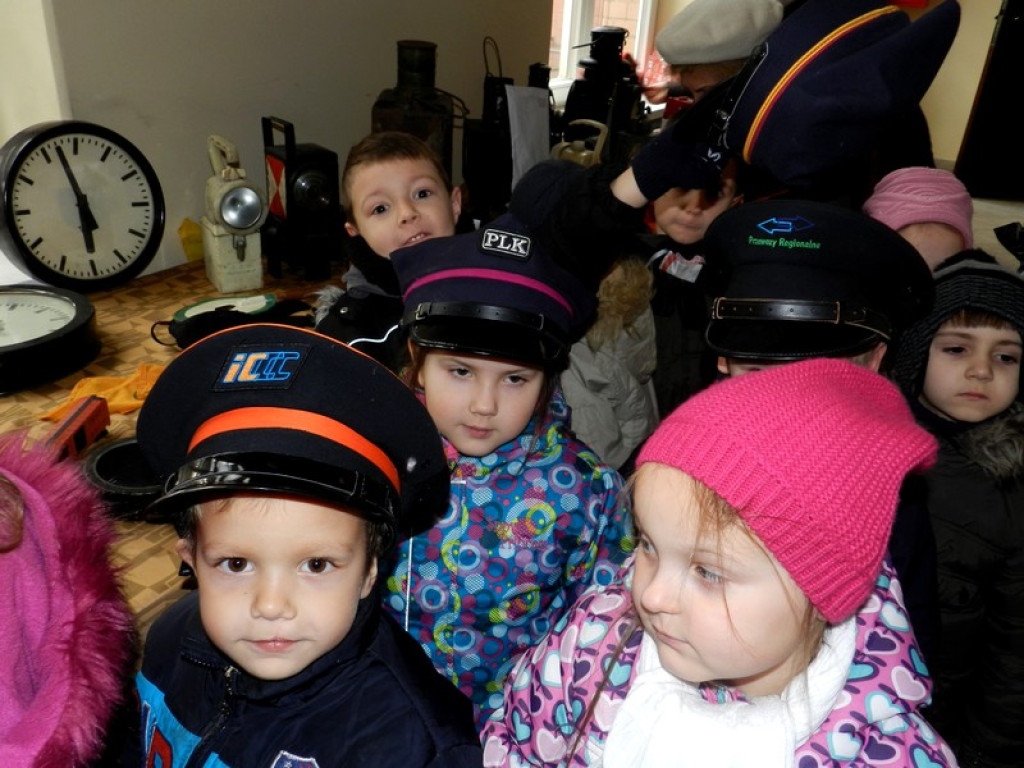 Dzieci z Przedszkola nr 11 na wystawie Eksponatów Kolejowych w Brzegu