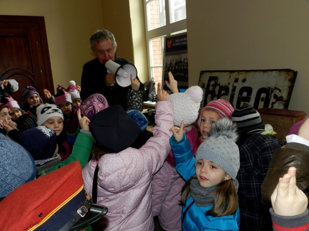 Dzieci z Przedszkola nr 11 na wystawie Eksponatów Kolejowych w Brzegu