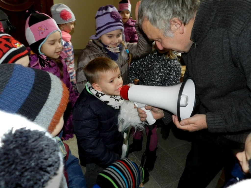Dzieci z Przedszkola nr 11 na wystawie Eksponatów Kolejowych w Brzegu