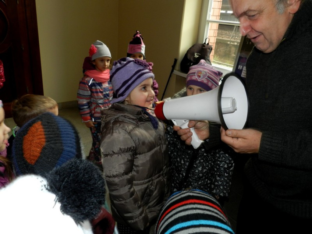 Dzieci z Przedszkola nr 11 na wystawie Eksponatów Kolejowych w Brzegu