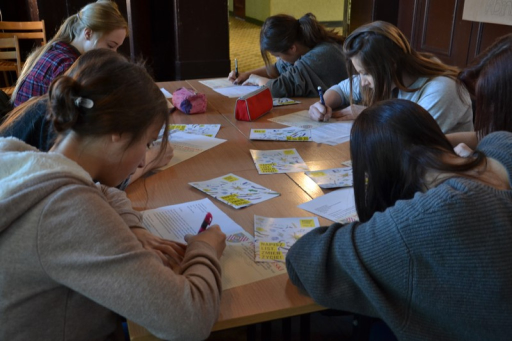 W I LO w Brzegu napisano 1793 listy w ramach akcji Amnesty International