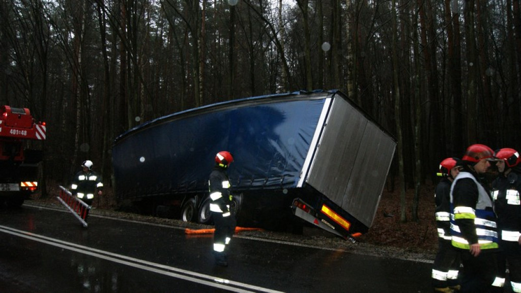 Ciężarówka wypadła z drogi. Spore utrudnienia na DK 39