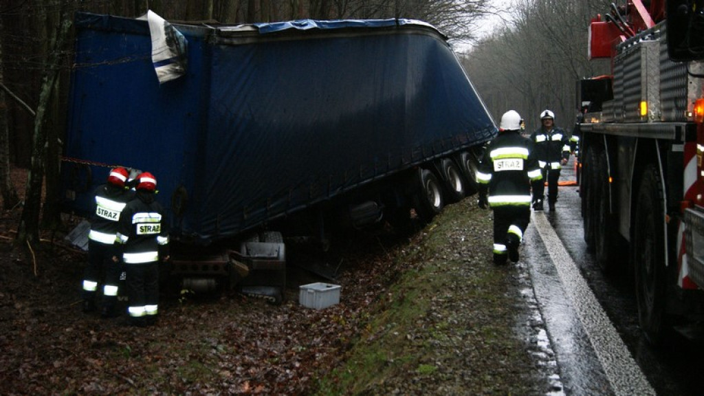 Ciężarówka wypadła z drogi. Spore utrudnienia na DK 39