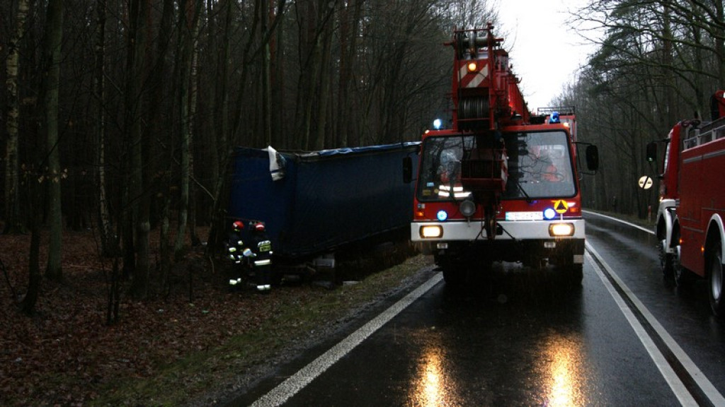 Ciężarówka wypadła z drogi. Spore utrudnienia na DK 39