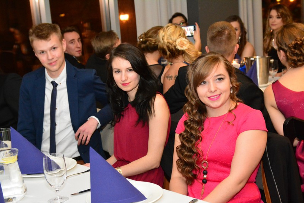 Studniówki 2016. Maturzyści ZSZ nr 1 w Brzegu, bawili się w czterogwiazdkowym hotelu [galeria zdjęć]