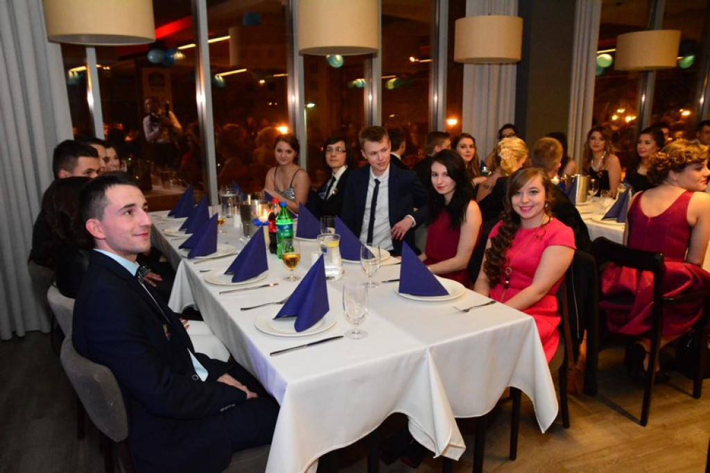 Studniówki 2016. Maturzyści ZSZ nr 1 w Brzegu, bawili się w czterogwiazdkowym hotelu [galeria zdjęć]
