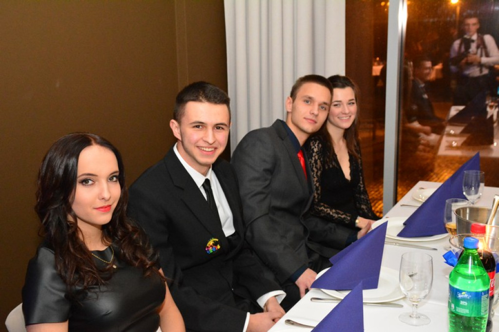 Studniówki 2016. Maturzyści ZSZ nr 1 w Brzegu, bawili się w czterogwiazdkowym hotelu [galeria zdjęć]