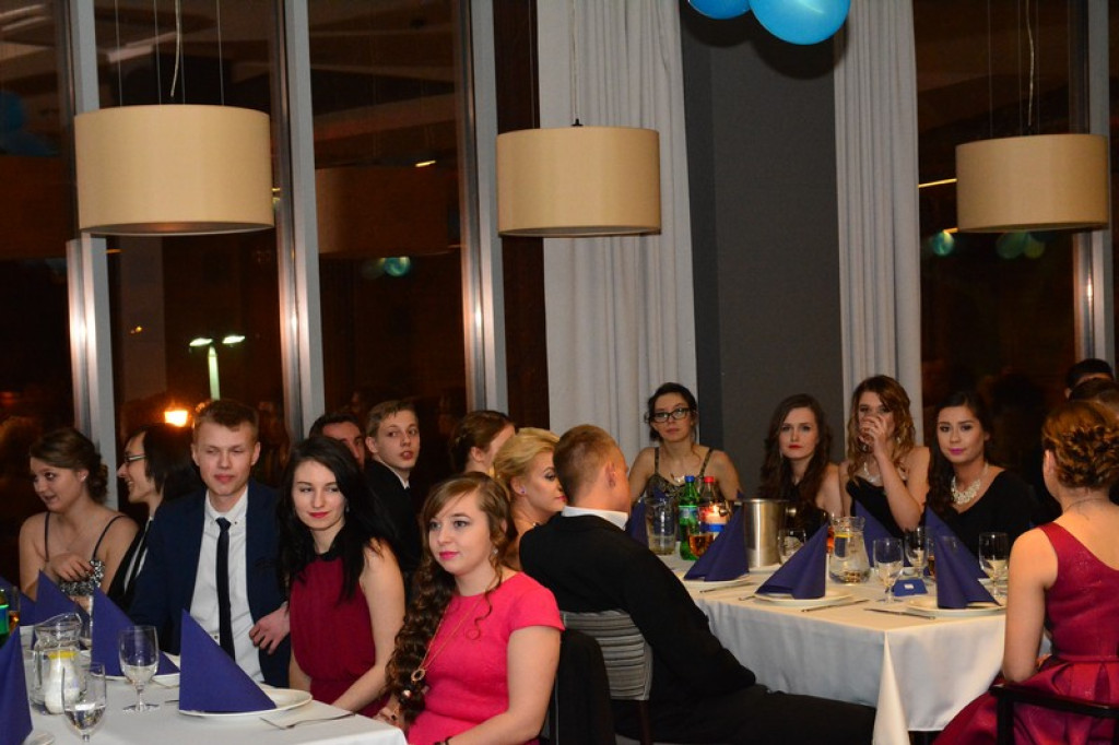 Studniówki 2016. Maturzyści ZSZ nr 1 w Brzegu, bawili się w czterogwiazdkowym hotelu [galeria zdjęć]