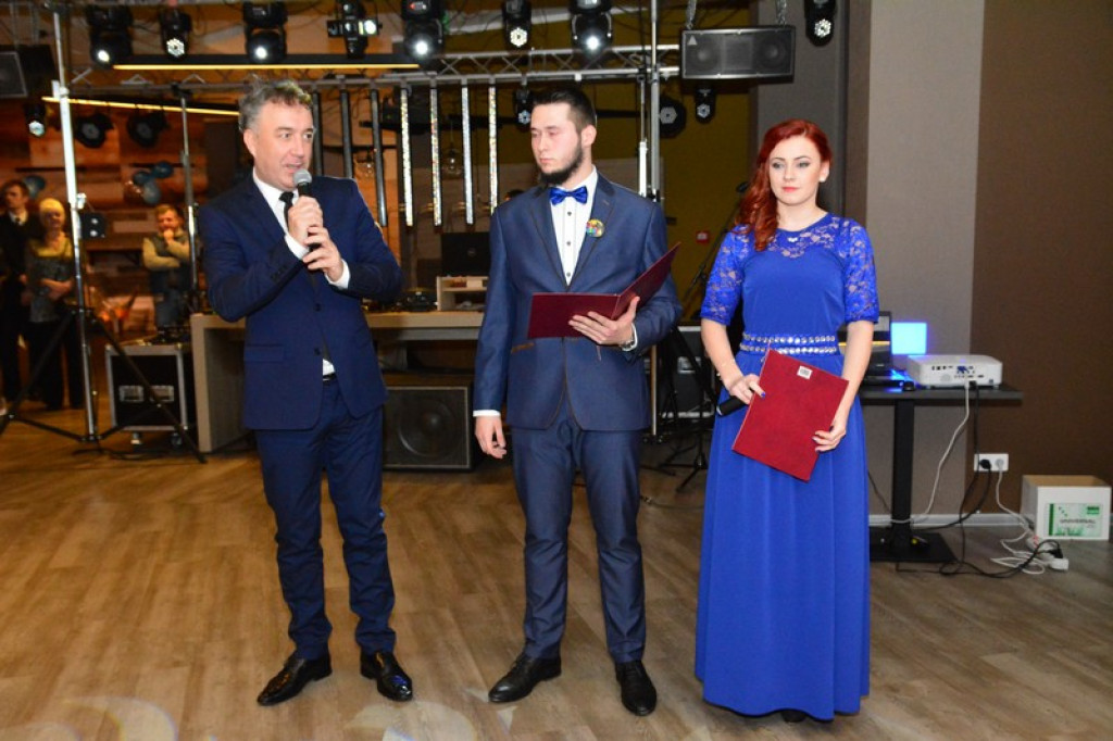 Studniówki 2016. Maturzyści ZSZ nr 1 w Brzegu, bawili się w czterogwiazdkowym hotelu [galeria zdjęć]