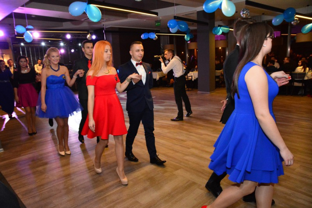 Studniówki 2016. Maturzyści ZSZ nr 1 w Brzegu, bawili się w czterogwiazdkowym hotelu [galeria zdjęć]