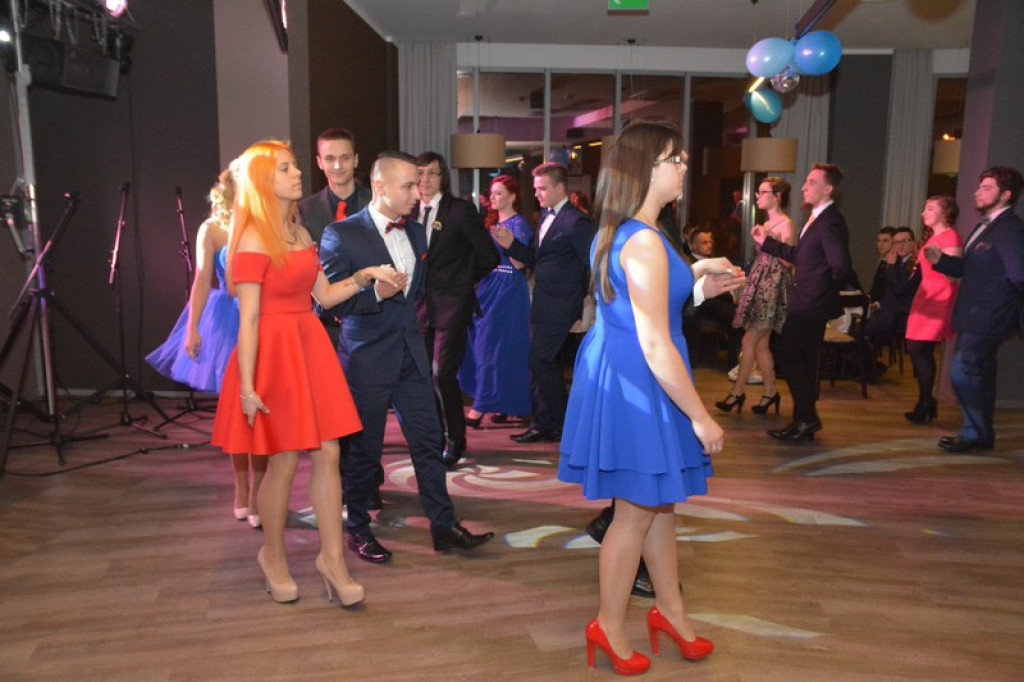 Studniówki 2016. Maturzyści ZSZ nr 1 w Brzegu, bawili się w czterogwiazdkowym hotelu [galeria zdjęć]
