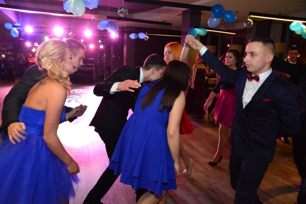 Studniówki 2016. Maturzyści ZSZ nr 1 w Brzegu, bawili się w czterogwiazdkowym hotelu [galeria zdjęć]