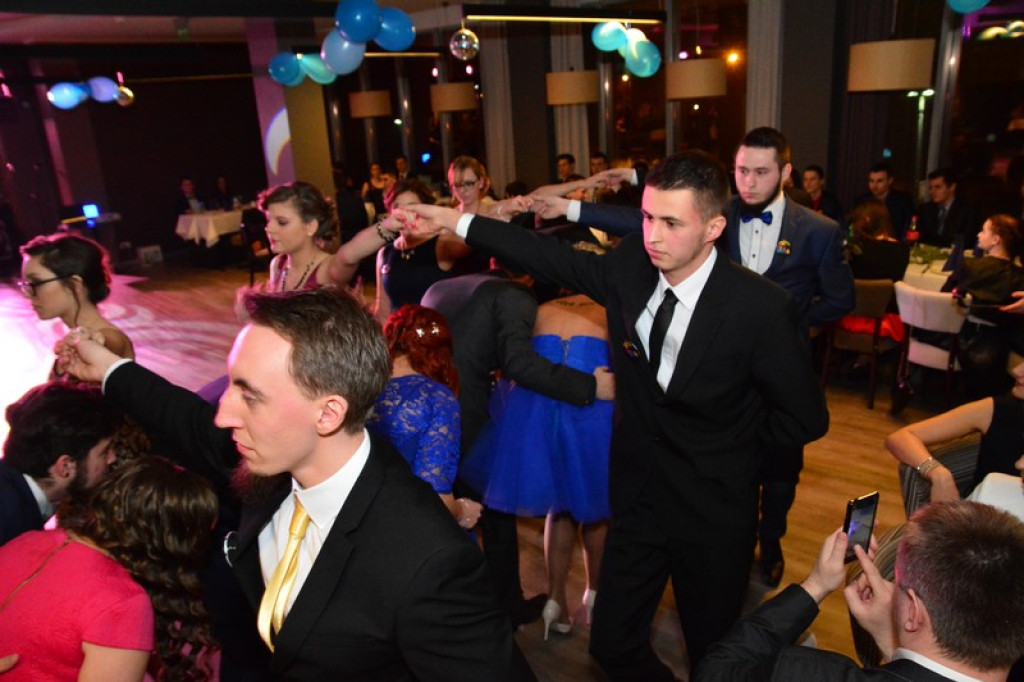 Studniówki 2016. Maturzyści ZSZ nr 1 w Brzegu, bawili się w czterogwiazdkowym hotelu [galeria zdjęć]