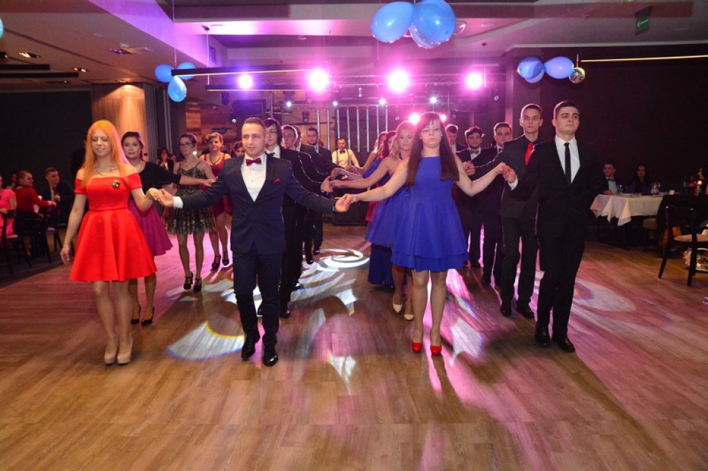 Studniówki 2016. Maturzyści ZSZ nr 1 w Brzegu, bawili się w czterogwiazdkowym hotelu [galeria zdjęć]