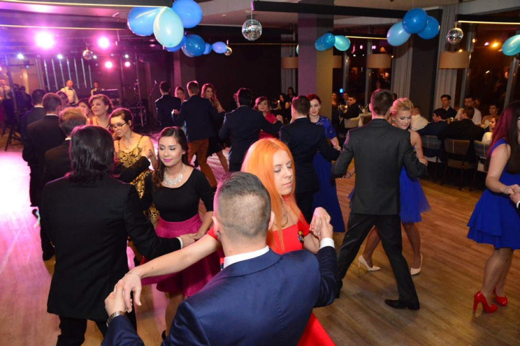 Studniówki 2016. Maturzyści ZSZ nr 1 w Brzegu, bawili się w czterogwiazdkowym hotelu [galeria zdjęć]