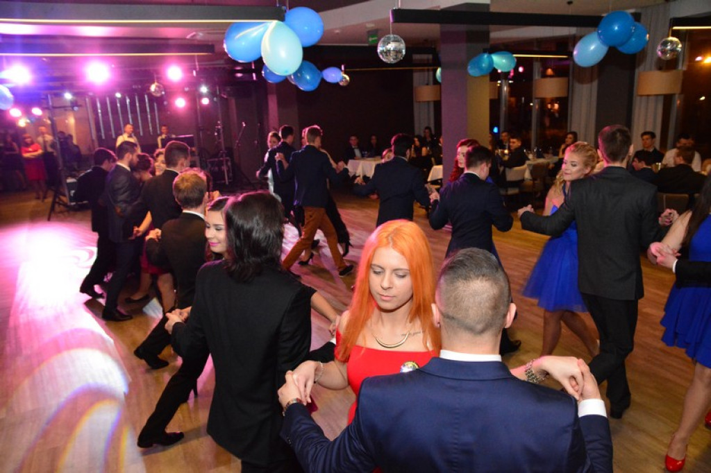 Studniówki 2016. Maturzyści ZSZ nr 1 w Brzegu, bawili się w czterogwiazdkowym hotelu [galeria zdjęć]