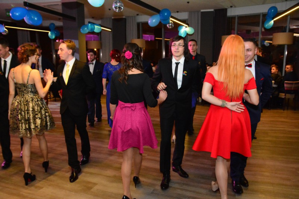 Studniówki 2016. Maturzyści ZSZ nr 1 w Brzegu, bawili się w czterogwiazdkowym hotelu [galeria zdjęć]