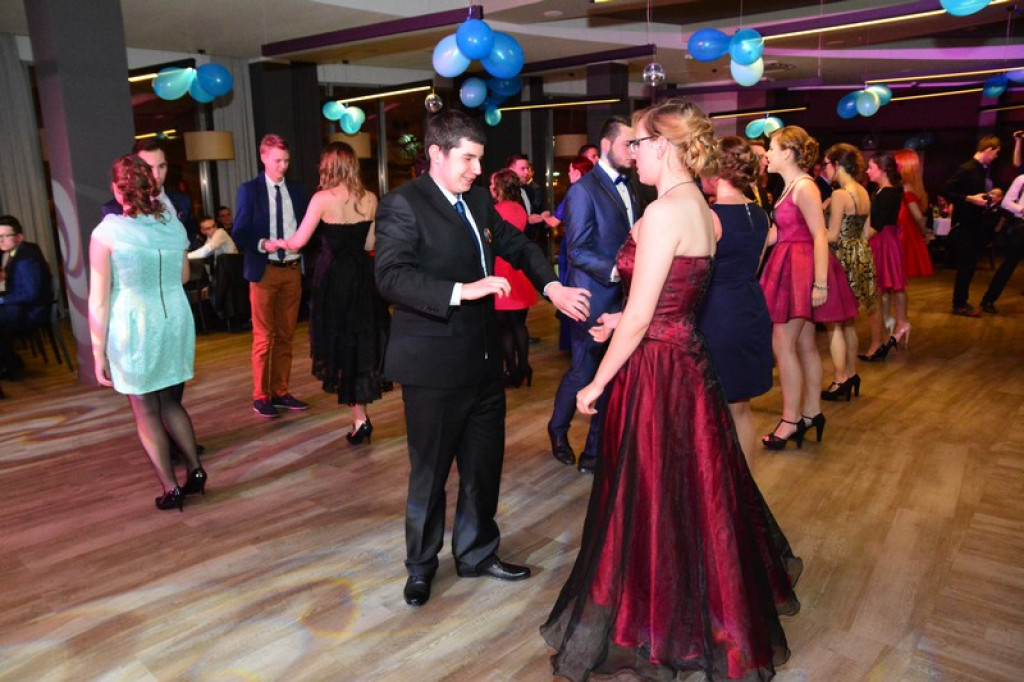 Studniówki 2016. Maturzyści ZSZ nr 1 w Brzegu, bawili się w czterogwiazdkowym hotelu [galeria zdjęć]