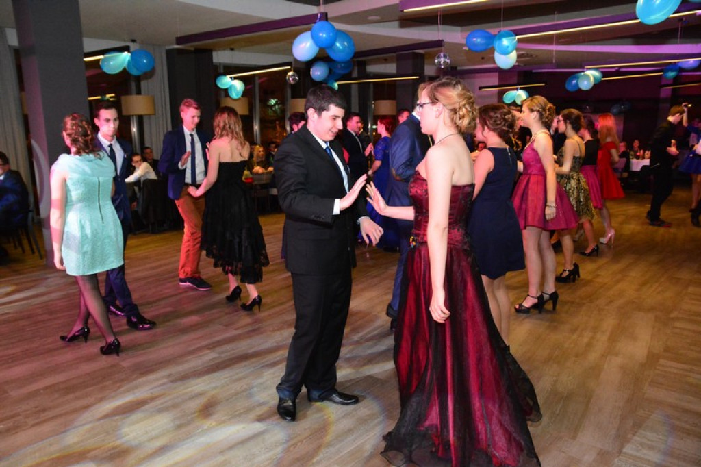 Studniówki 2016. Maturzyści ZSZ nr 1 w Brzegu, bawili się w czterogwiazdkowym hotelu [galeria zdjęć]