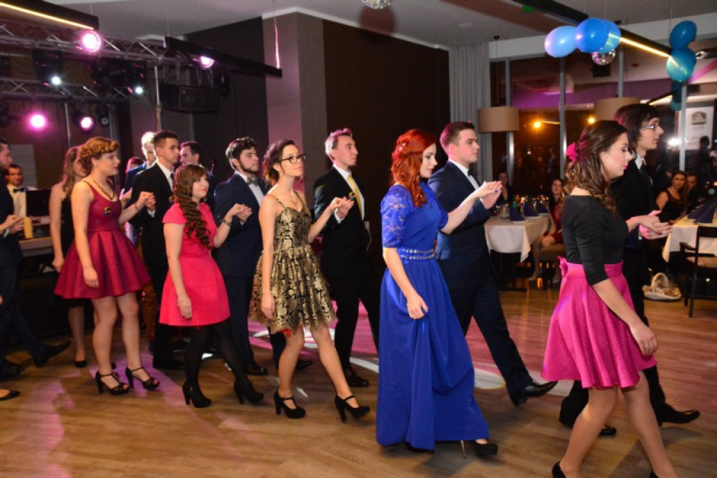 Studniówki 2016. Maturzyści ZSZ nr 1 w Brzegu, bawili się w czterogwiazdkowym hotelu [galeria zdjęć]