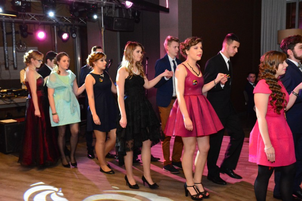 Studniówki 2016. Maturzyści ZSZ nr 1 w Brzegu, bawili się w czterogwiazdkowym hotelu [galeria zdjęć]