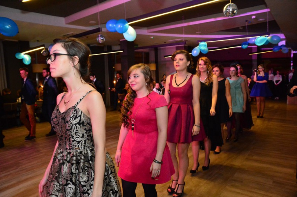 Studniówki 2016. Maturzyści ZSZ nr 1 w Brzegu, bawili się w czterogwiazdkowym hotelu [galeria zdjęć]