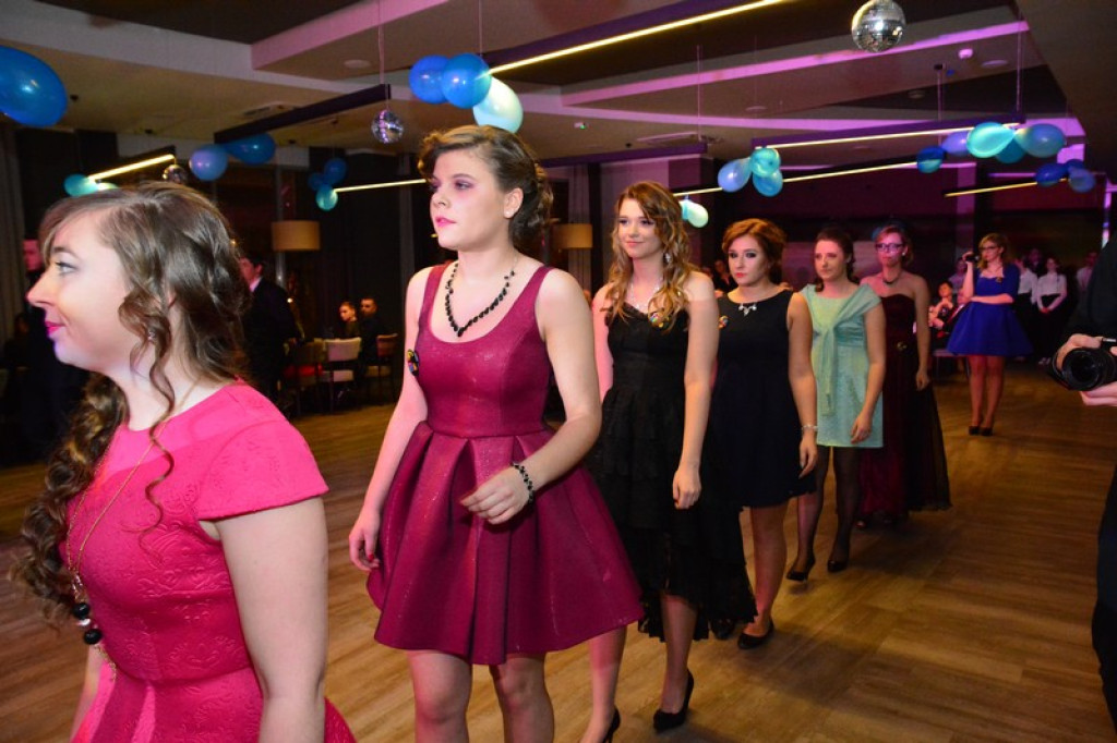 Studniówki 2016. Maturzyści ZSZ nr 1 w Brzegu, bawili się w czterogwiazdkowym hotelu [galeria zdjęć]