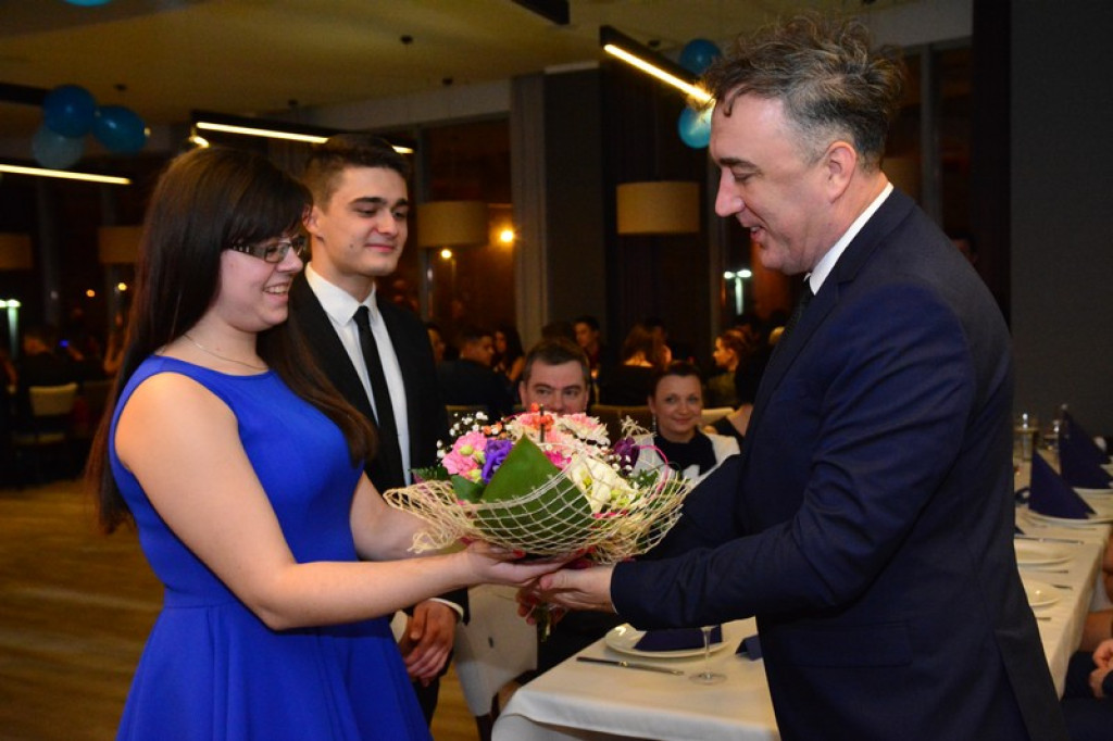 Studniówki 2016. Maturzyści ZSZ nr 1 w Brzegu, bawili się w czterogwiazdkowym hotelu [galeria zdjęć]